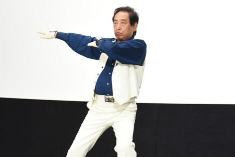 変身ポーズを披露する宮内洋。