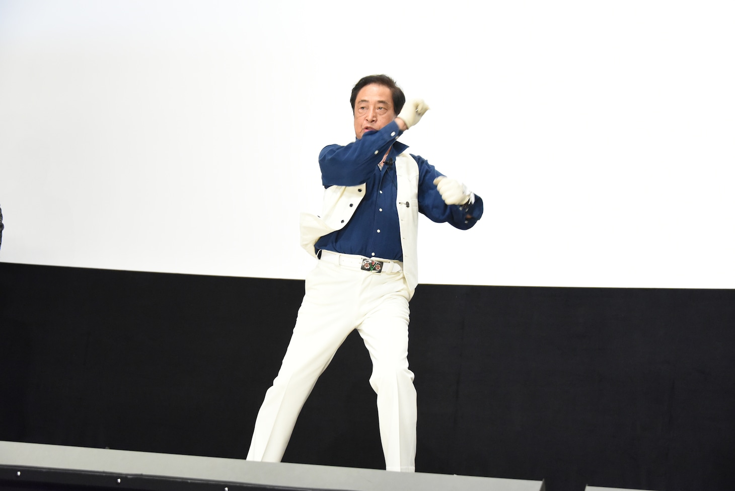 変身ポーズを披露する宮内洋。