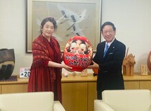 左から松坂慶子、白河市長・鈴木和夫。