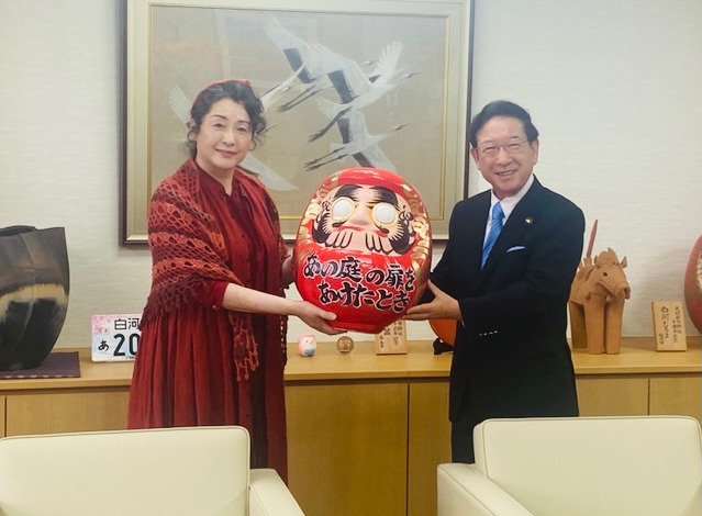 左から松坂慶子、白河市長・鈴木和夫。
