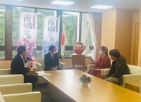 松坂慶子の白河市役所表敬訪問の様子。