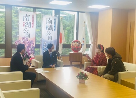 松坂慶子の白河市役所表敬訪問の様子。