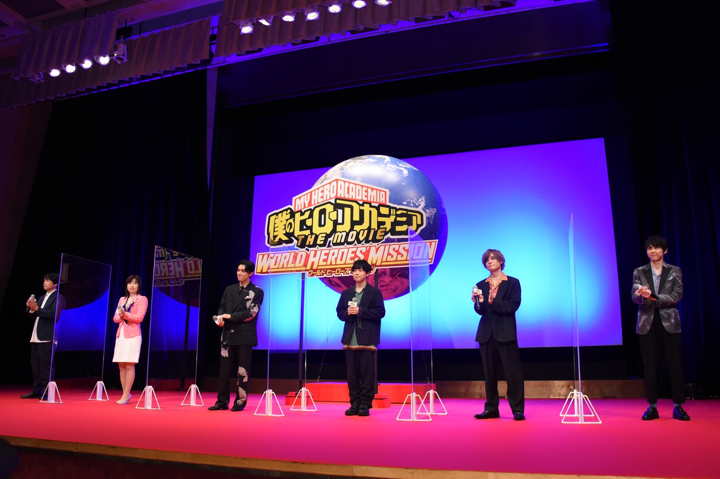左から中井和哉、林原めぐみ、吉沢亮、山下大輝、岡本信彦、梶裕貴。