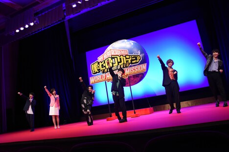 山下大輝の「プルス・ウルトラ」のかけ声にあわせて拳を突き上げるキャスト陣。