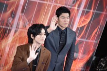 左から松坂桃李、鈴木亮平。