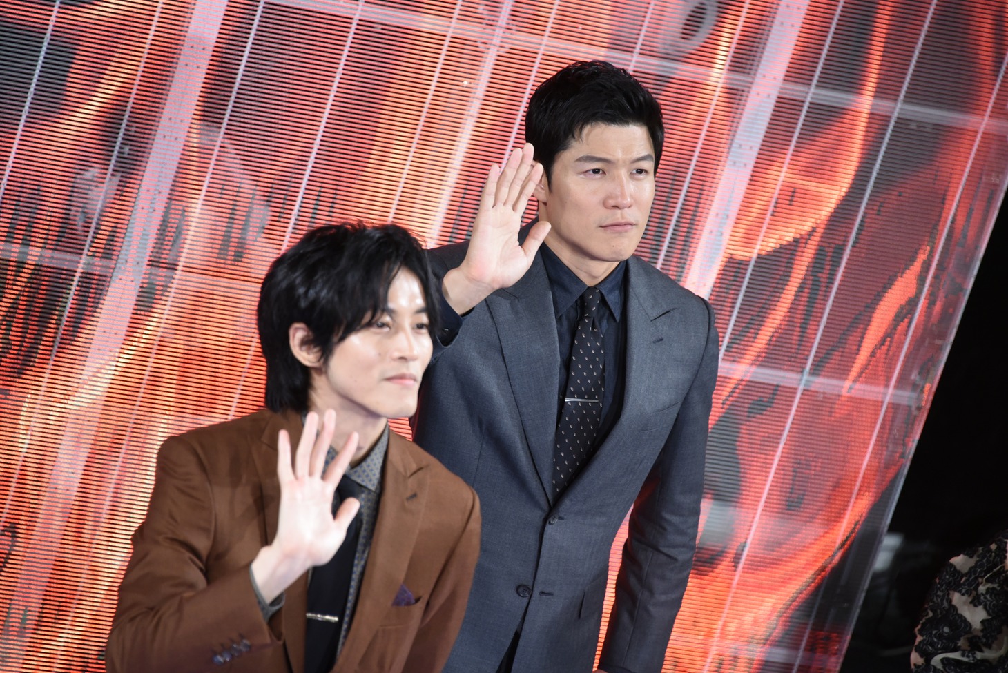 左から松坂桃李、鈴木亮平。