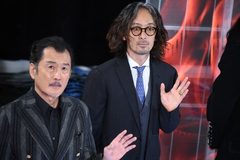 左から吉田鋼太郎、滝藤賢一。