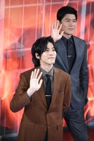 手前から松坂桃李、鈴木亮平。