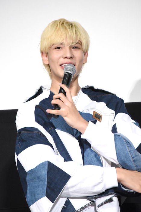 控えめに手を挙げたあと「今日から夏休み」とうれしそうに報告したラウール。