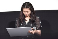 フリップに答えを書き込む吉川愛。