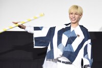 ヒットを祝して行われた“レモン割り”用のスティックをバトンのように回すラウール。