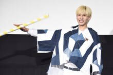 ヒットを祝して行われた“レモン割り”用のスティックをバトンのように回すラウール。