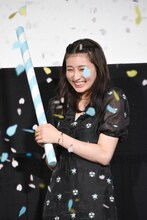 レモンの中から出てきた紙吹雪に驚く吉川愛。