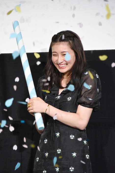 レモンの中から出てきた紙吹雪に驚く吉川愛。