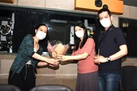 撮影時には、ラピュタ阿佐ヶ谷の支配人・石井紫（左）から夫妻へ花束のプレゼントが。