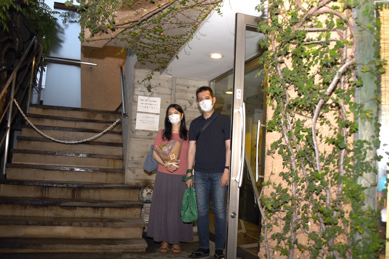 左から樋川さなえ、わたる。ラピュタ阿佐ヶ谷の入り口にて。