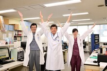 左から遠藤憲一、勝村政信、内田有紀。