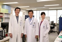 左から遠藤憲一、勝村政信、内田有紀。