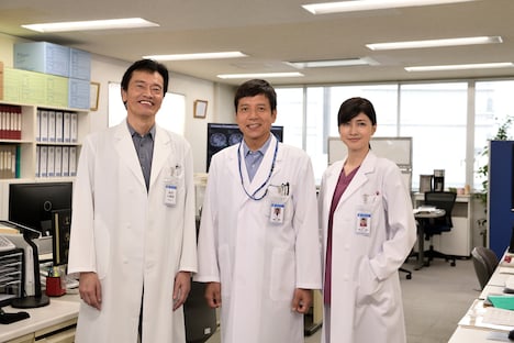 左から遠藤憲一、勝村政信、内田有紀。