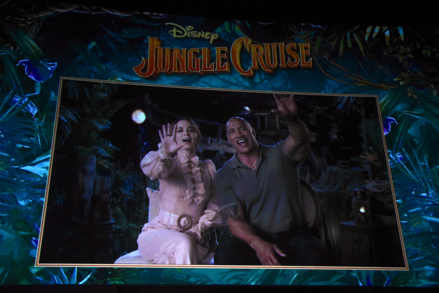 ドウェイン・ジョンソン（右）とエミリー・ブラントからのビデオメッセージより。