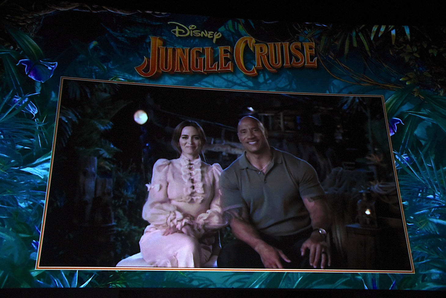 ドウェイン・ジョンソン（右）とエミリー・ブラントからのビデオメッセージより。