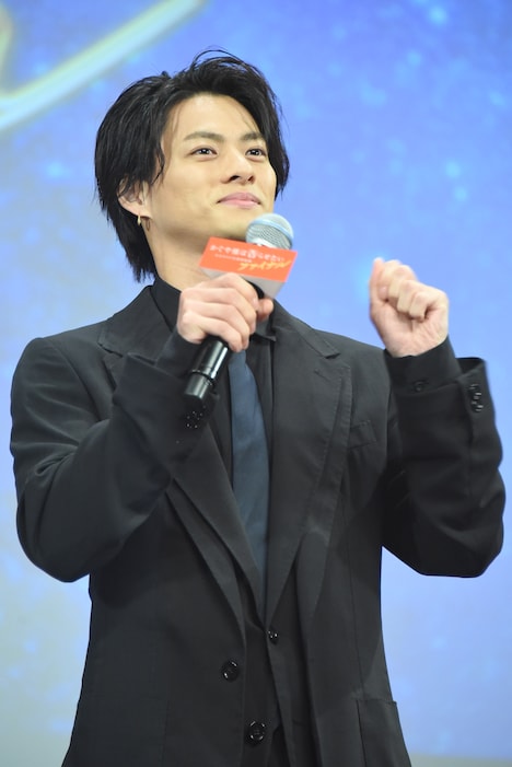 観客をまねて、スティックバルーンをたたくふりをする平野紫耀。