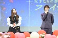 左から堀田真由、佐野勇斗。