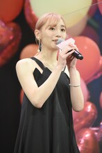 役柄に合わせて髪をピンク色にした浅川梨奈。