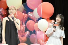 左から浅川梨奈、影山優佳。