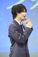 平野紫耀を間に挟んだ状態で、橋本環奈と充電器トークで盛り上がる佐野勇斗。