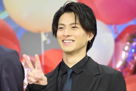 ピースでフォトセッションに応じた平野紫耀。