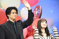 左から平野紫耀、橋本環奈。