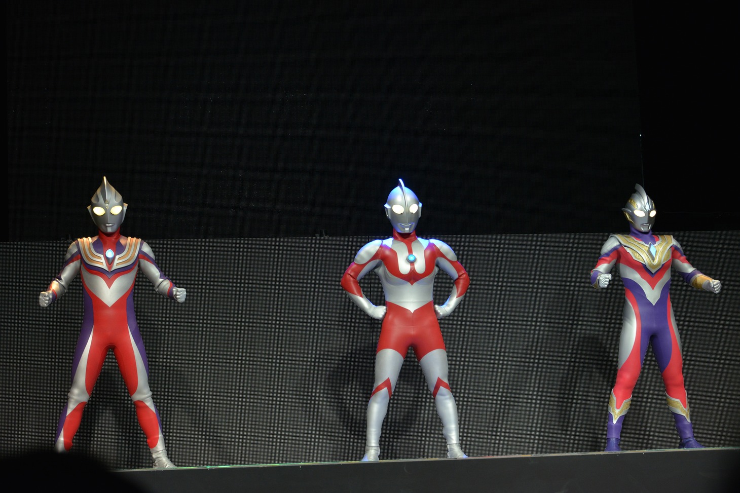 左からウルトラマンティガ、ウルトラマン、ウルトラマントリガー。