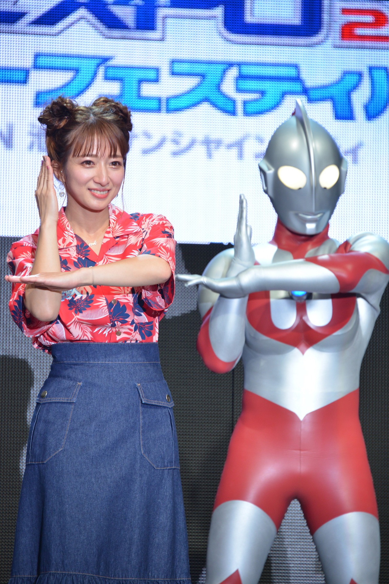 左から辻希美、ウルトラマン。