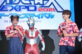 左から辻希美、ウルトラマン、杉浦太陽。