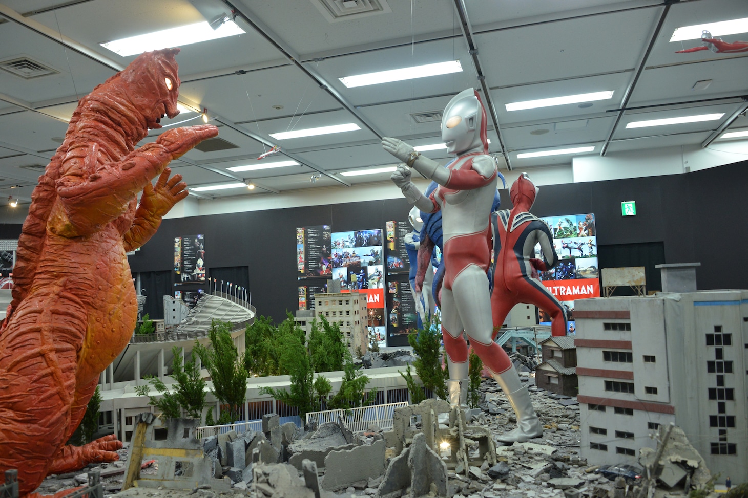 ウルトラマンジャックVSバニラのジオラマ展示。
