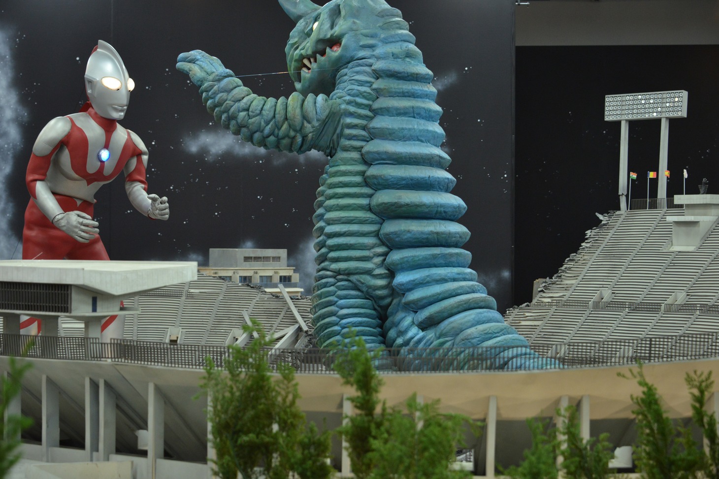 ウルトラマンVSアボラスのジオラマ展示。