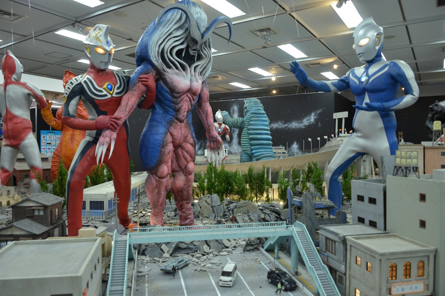 ウルトラマンコスモス（右）とウルトラマンジャスティス（左）VSカオスジラークのジオラマ展示。