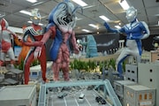 ウルトラマンコスモス(右)とウルトラマンジャスティス(左)VSカオスジラークのジオラマ展示。