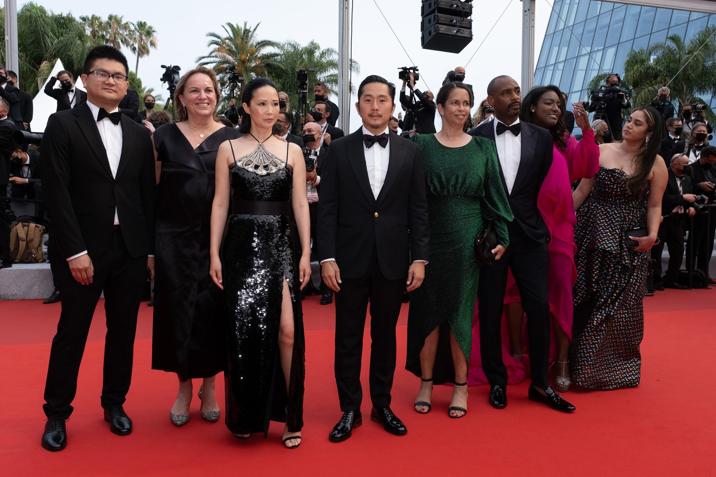 第74回カンヌ国際映画祭レッドカーペットイベントの様子。中央がジャスティン・チョン。(c)2021 Focus Features, LLC.