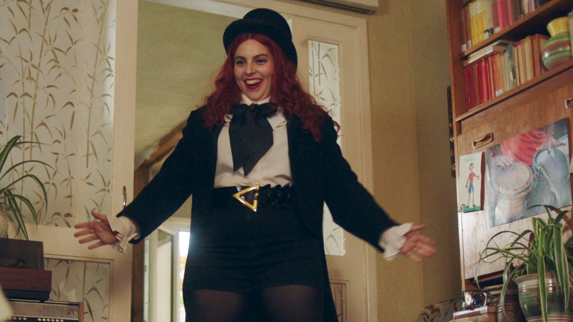 クイーンの名曲も辛口批評、冴えない少女が音楽業界で奮闘「ビルド・ア・ガール」予告