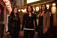 「ワイルド・スピード／ジェットブレイク」より、エル（左）。