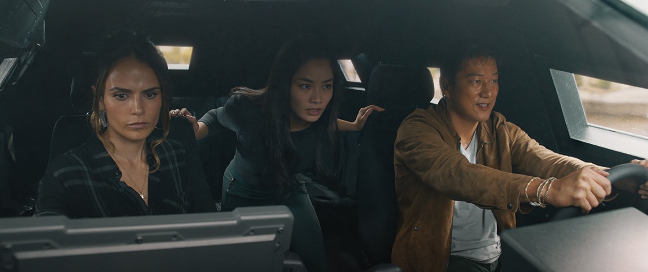 「ワイルド・スピード／ジェットブレイク」より、アンナ サワイ演じるエル（中央）。