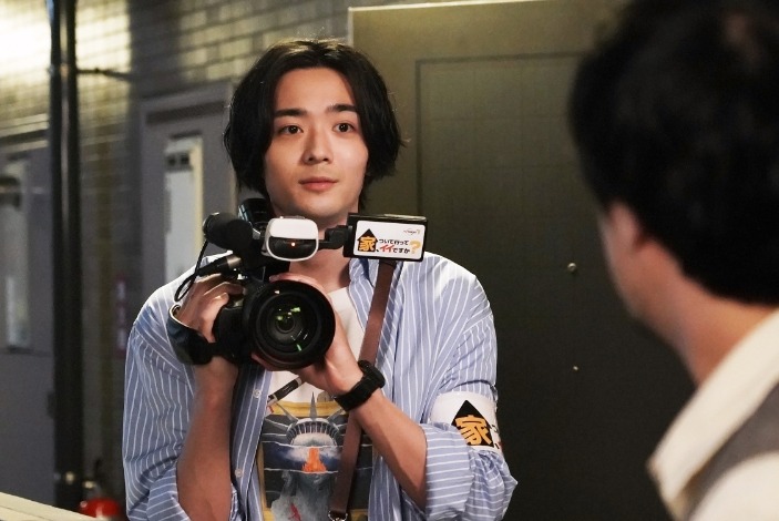ドラマ「家、ついて行ってイイですか？」より、竜星涼演じる玉岡直人。
