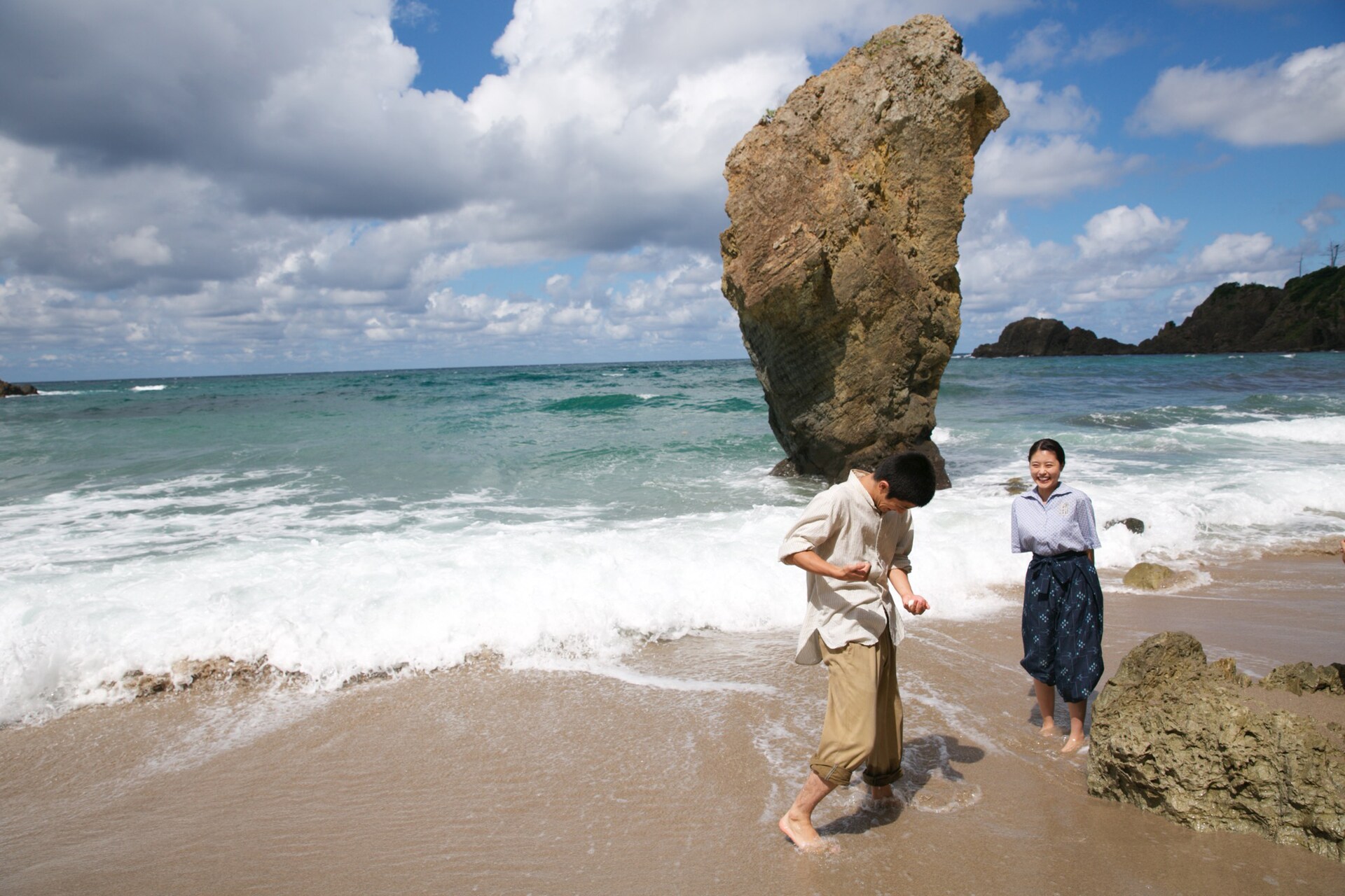 柳楽優弥、有村架純、三浦春馬が海で過ごす「太陽の子」メイキング写真