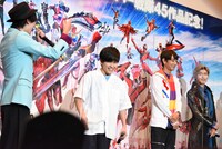 駒木根葵汰（中央右）に決めゼリフを取られてしまった内藤秀一郎（左端）。