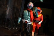 手前から仮面ライダー1号、アカレンジャー。