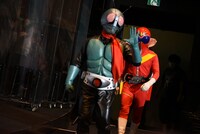 手前から仮面ライダー1号、アカレンジャー。