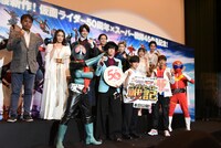 「セイバー＋ゼンカイジャー スーパーヒーロー戦記」初日舞台挨拶の様子。