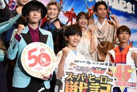 「セイバー＋ゼンカイジャー スーパーヒーロー戦記」初日舞台挨拶の様子。